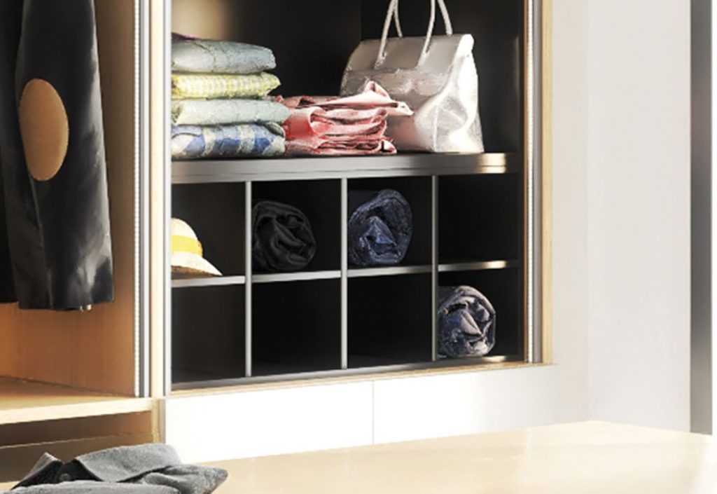 Dressing sur-mesure perfect blanc mat, chêne vicenza et noir avec compartiments noirs