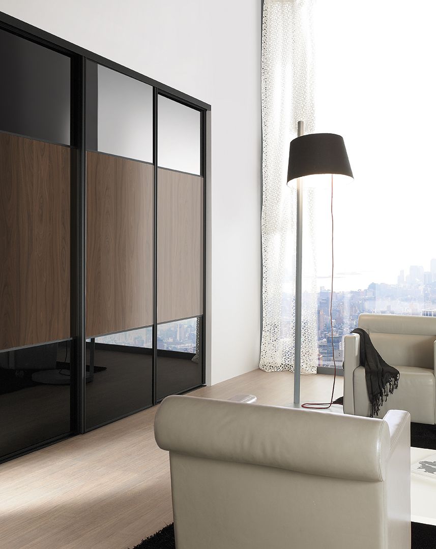 Portes de placard salon Diamant noir mat, sillage modèle trio 1-2-1, vitre laquée noire et noyer