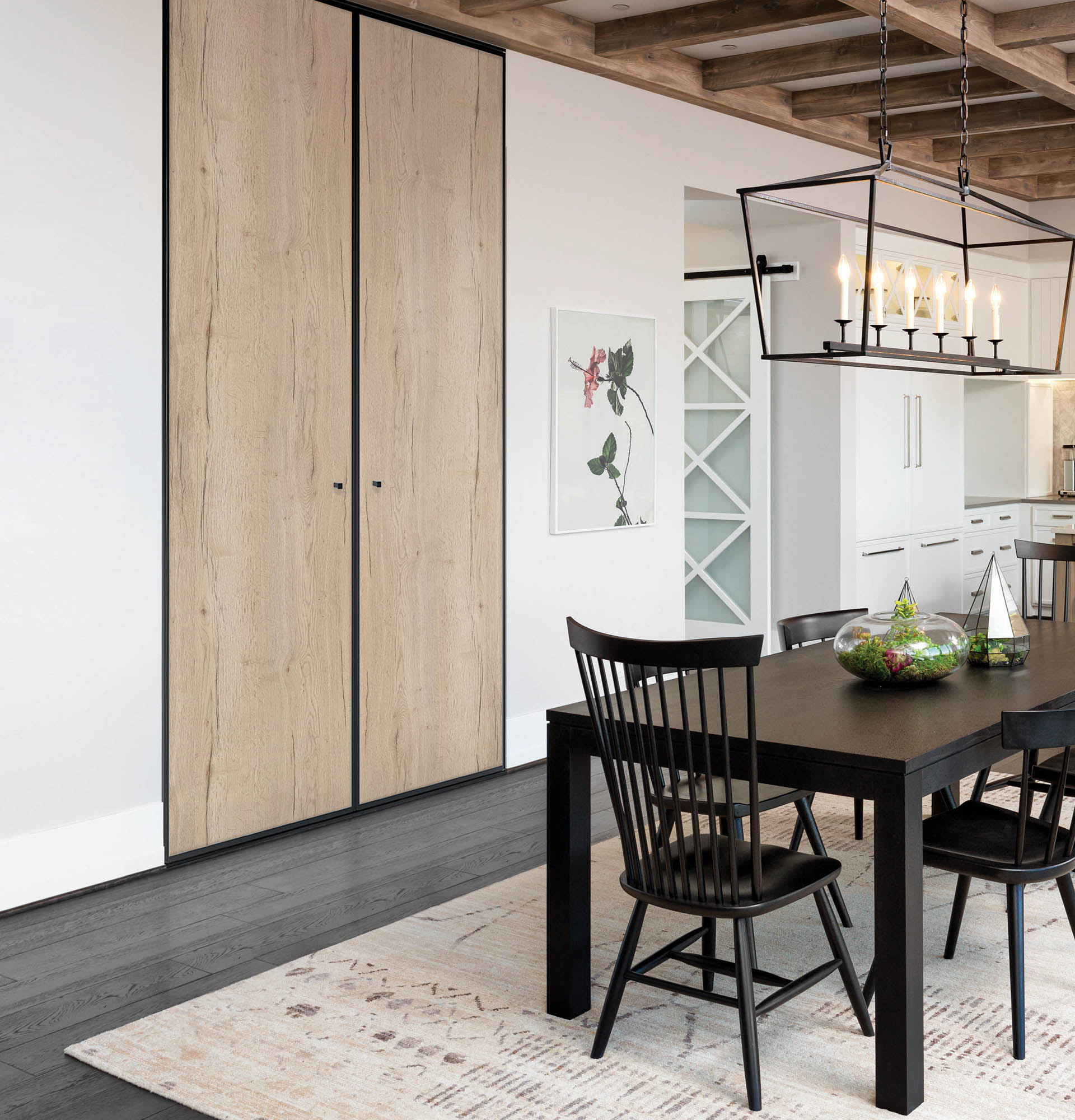 Salle à manger avec portes de placard pivotantes Omega noir, décor chêne Haliifax naturel